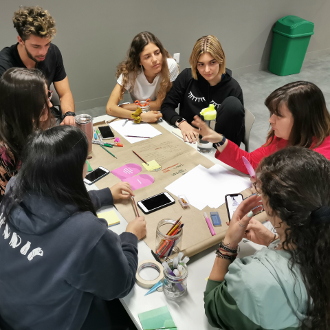 Grupo de personas en un taller creativo