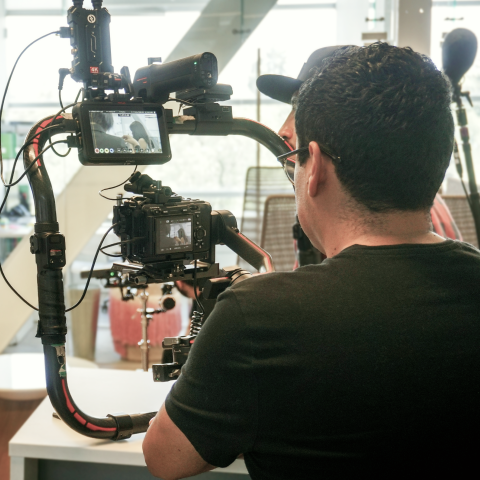 Camarógrafo documentando un proyecto