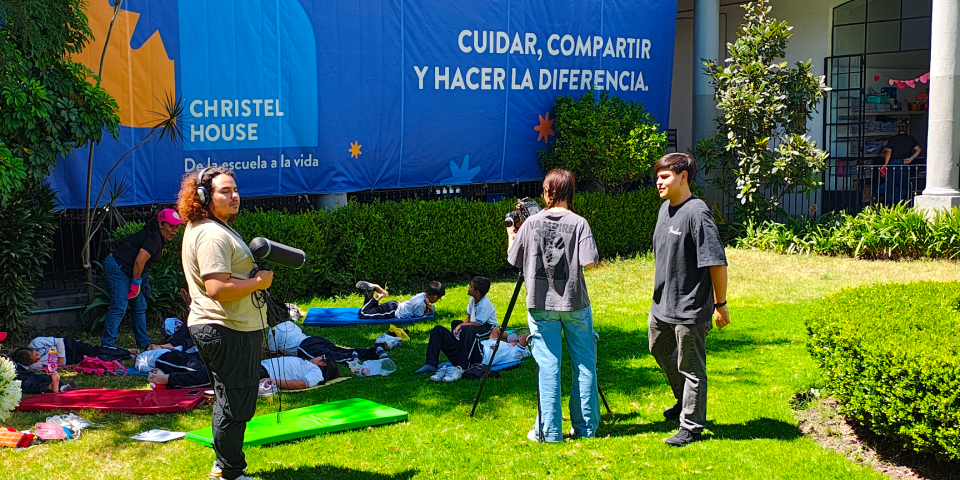 Jóvenes en un evento al aire libre