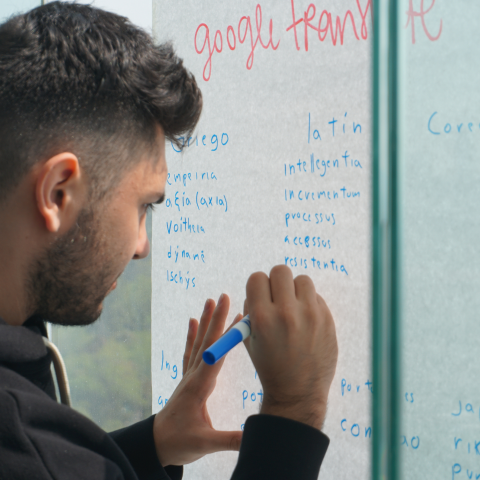 Conoce el plan de estudios y los costos
